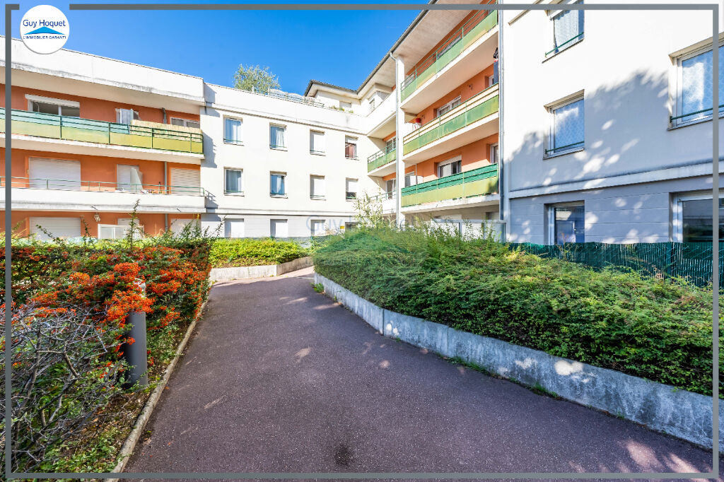 MOISSY CRAMAYEL : appartement T1 avec terrasse et PARK S/SOL