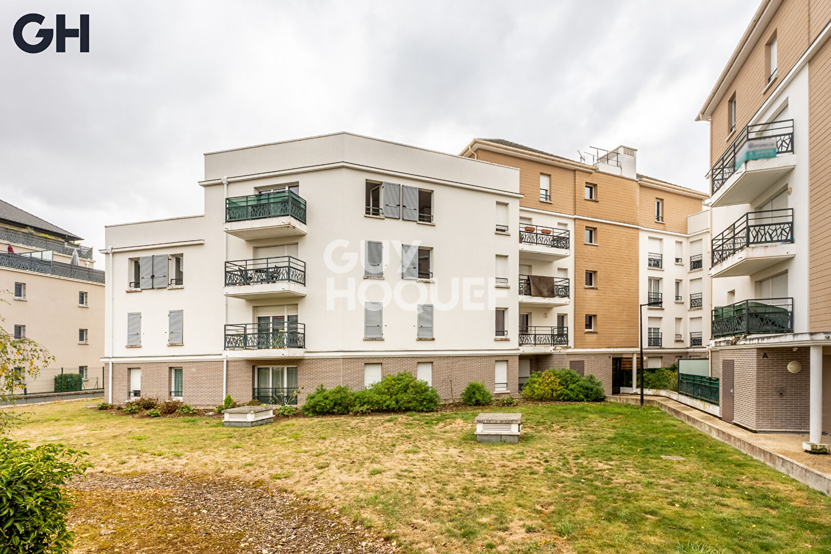 SAVIGNY LE TEMPLE : appartement T2  avec terrasse