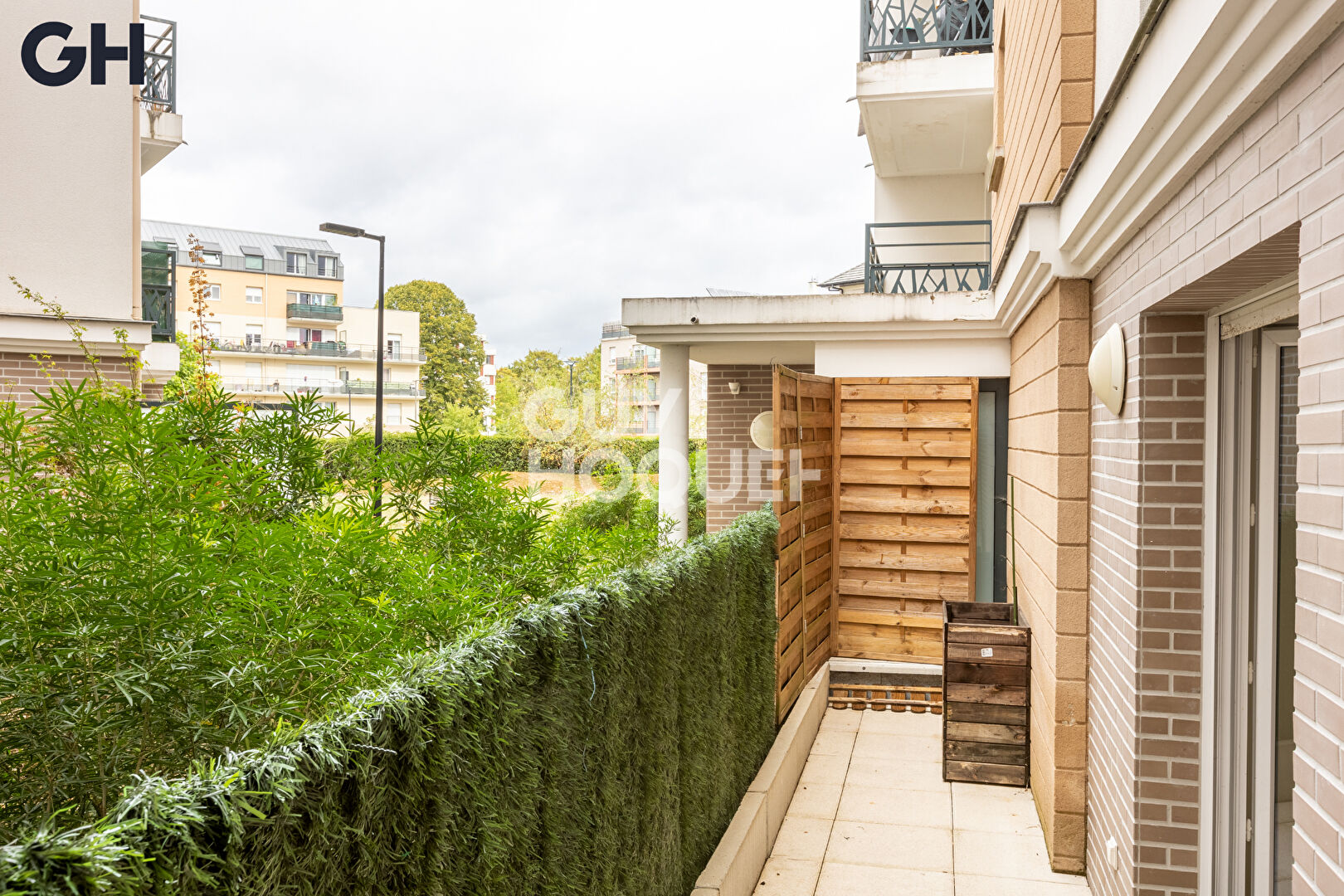SAVIGNY LE TEMPLE : appartement T2  avec terrasse