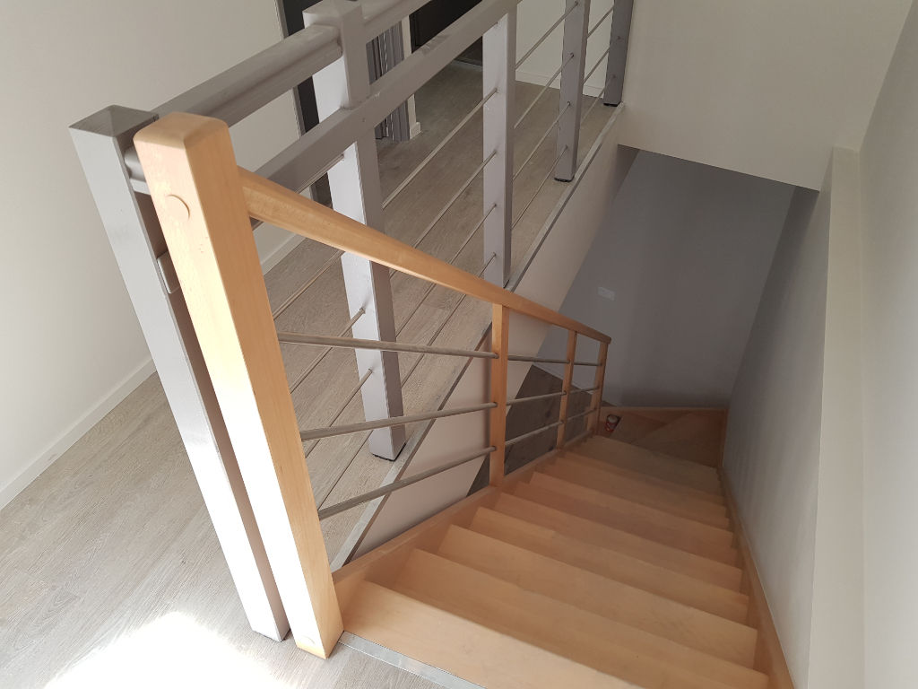 Maison de ville avec cour - centre de MIRIBEL