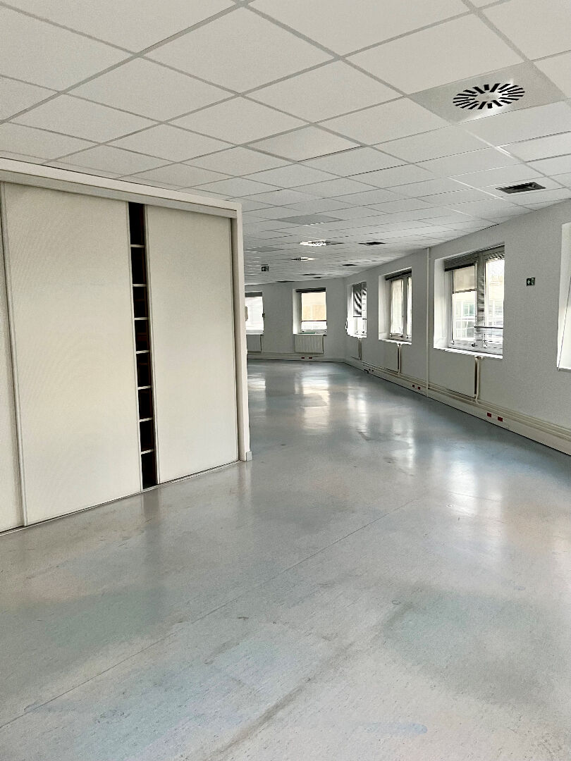 Local professionnel  spacieux à louer - Centre de Rillieux-la-Pape