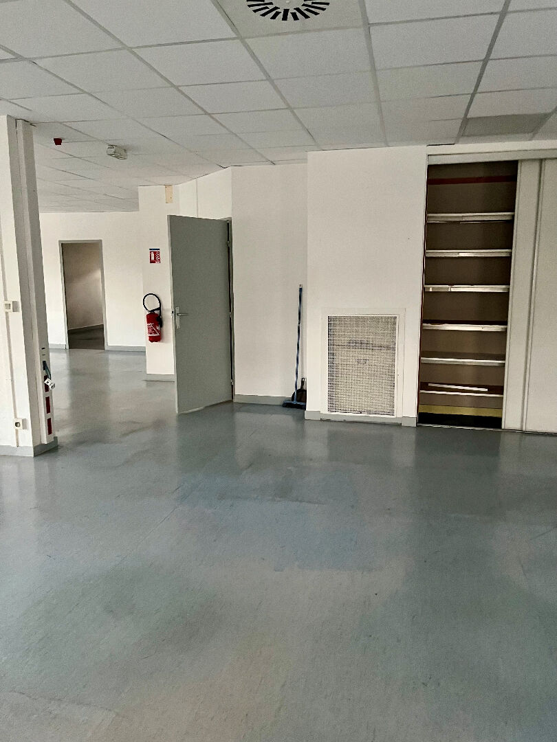Local professionnel  spacieux à louer - Centre de Rillieux-la-Pape