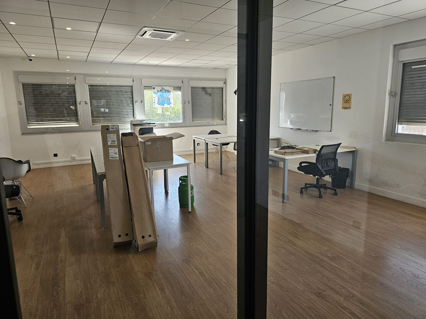 A louer - Local d'activité avec bureaux à Vaulx-en-Velin, rue Francine Fromont