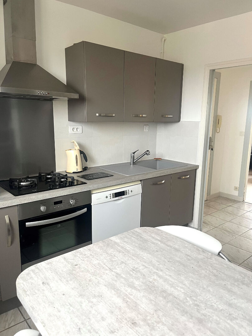 Beau T3 lumineux à Meyzieu - Location meublée