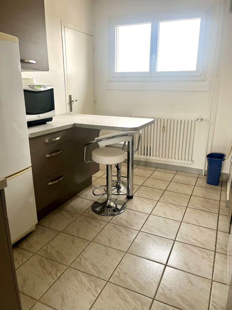 Beau T3 lumineux à Meyzieu - Location meublée