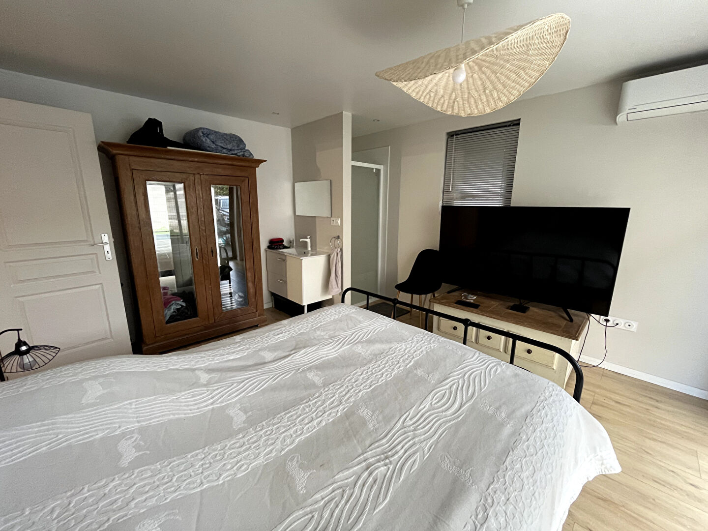 Rez-de-jardin rénové, sans vis-à-vis, jardin privatif et ruisseau