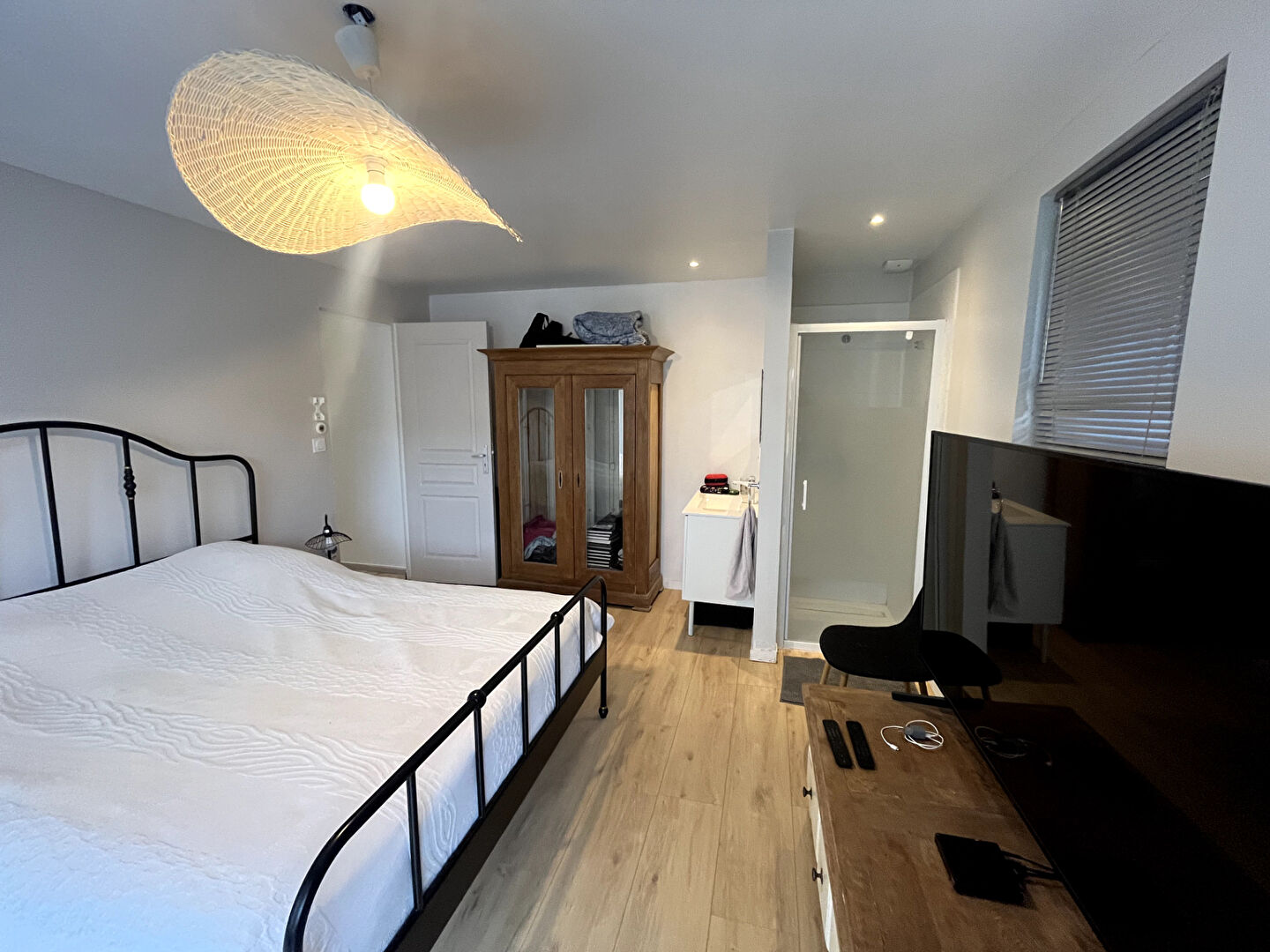 Rez-de-jardin rénové, sans vis-à-vis, jardin privatif et ruisseau