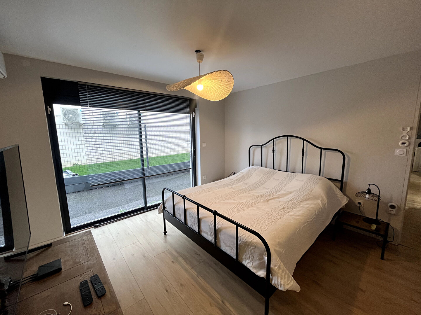 Rez-de-jardin rénové, sans vis-à-vis, jardin privatif et ruisseau