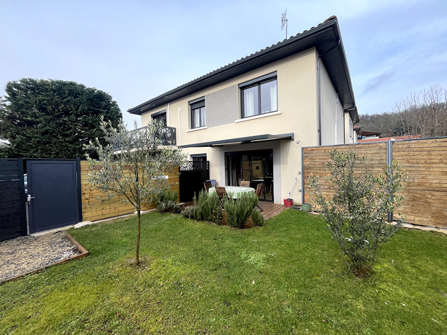 Rez-de-jardin rénové, sans vis-à-vis, jardin privatif et ruisseau