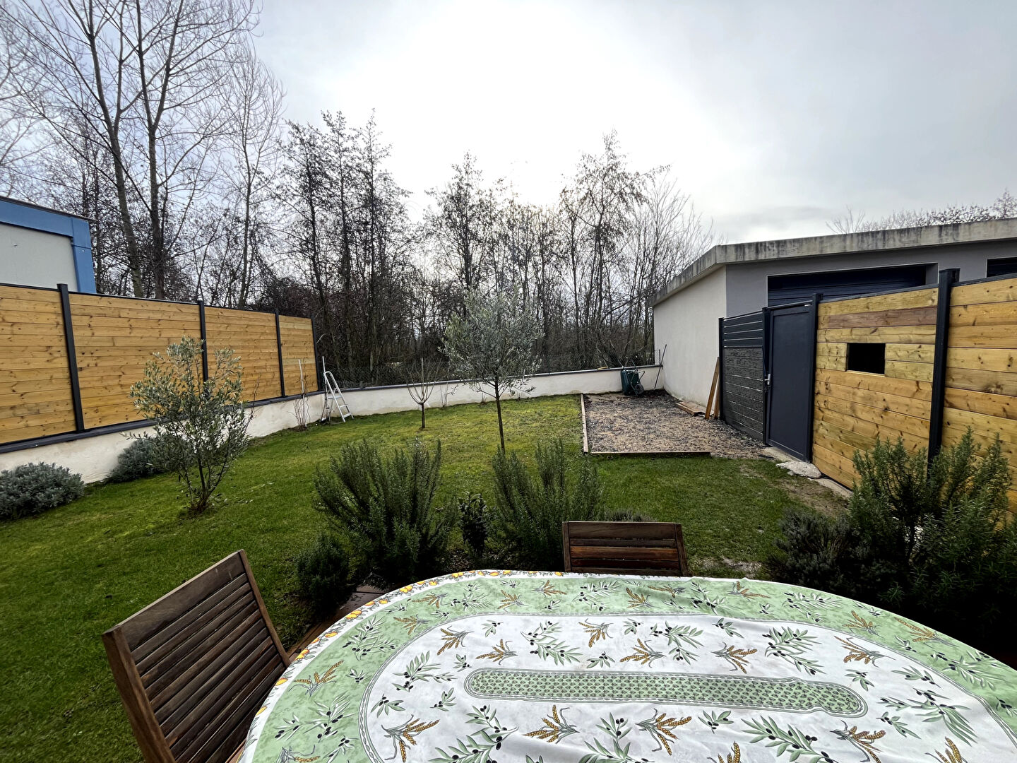 Rez-de-jardin rénové, sans vis-à-vis, jardin privatif et ruisseau