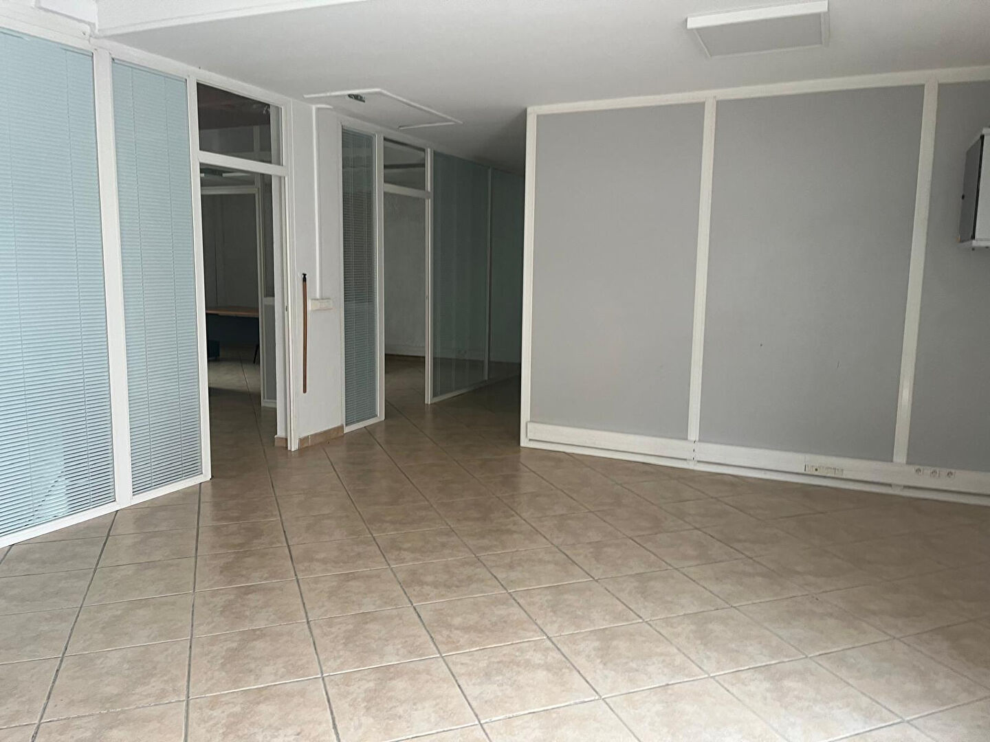 LOCAL COMMERCIAL À LOUER - 100 m²  - SECTEUR Beynost Proche centre commercial