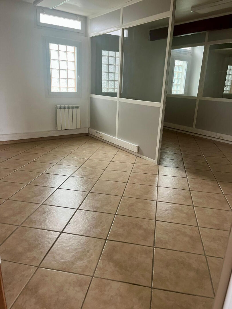 LOCAL COMMERCIAL À LOUER - 100 m²  - SECTEUR Beynost Proche centre commercial