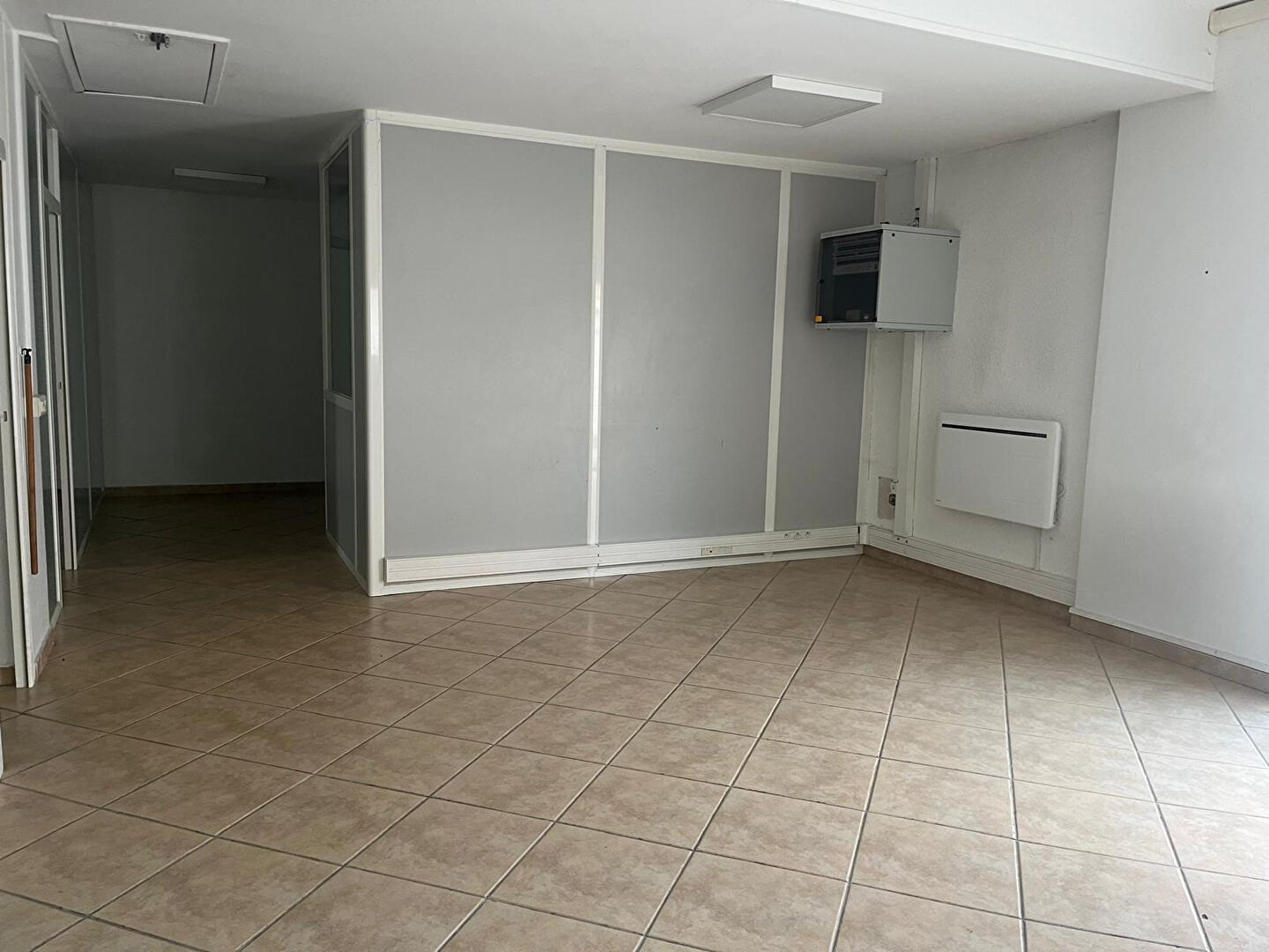 LOCAL COMMERCIAL À LOUER - 100 m²  - SECTEUR Beynost Proche centre commercial