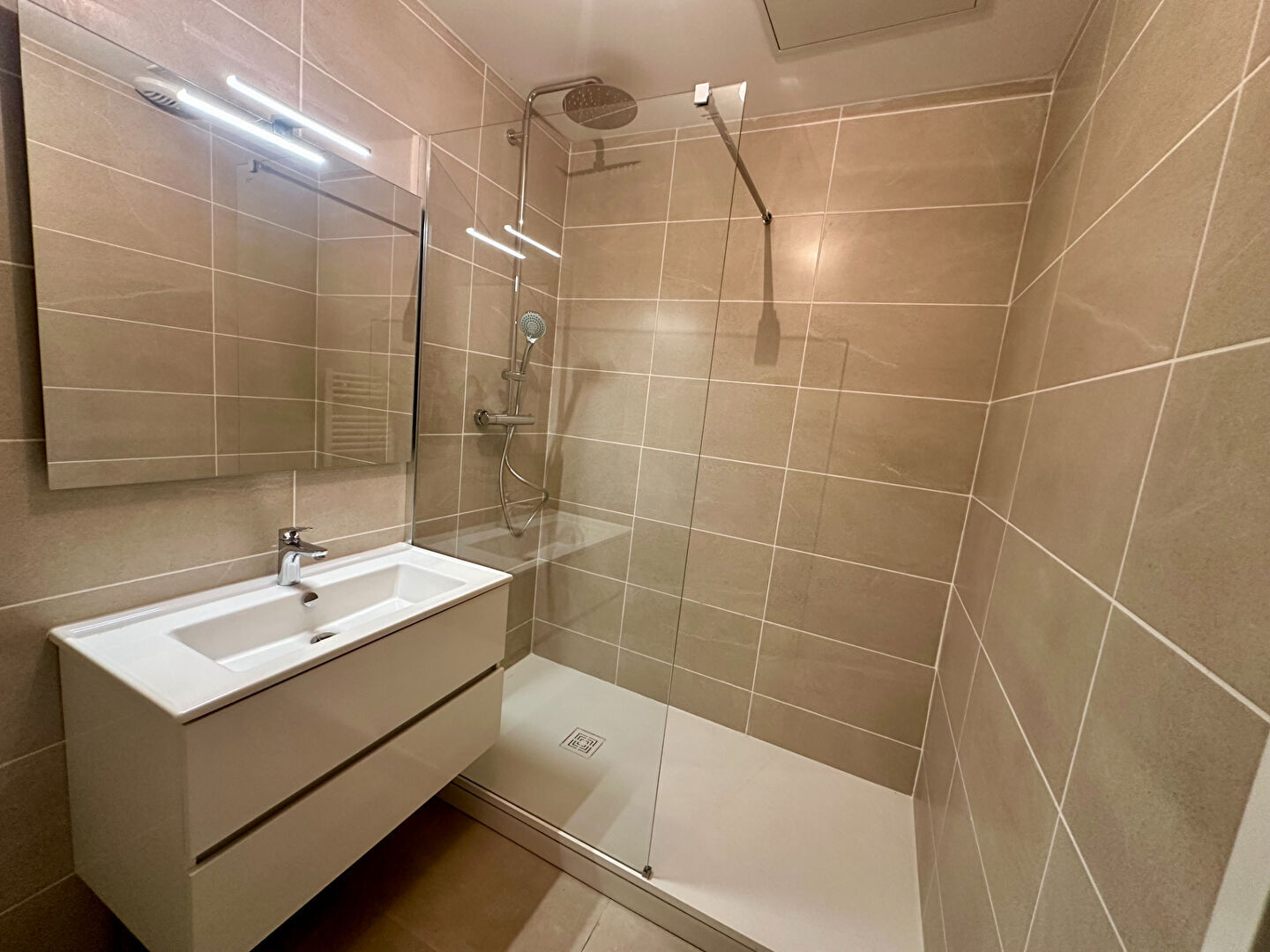 Appartement rénové, lumineux et idéalement situé au coeur de Miribel, aux portes de Lyon