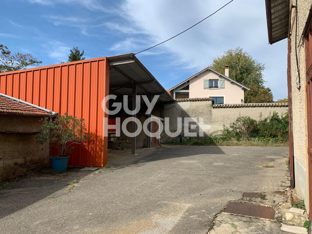 Ensemble immobilier comprenant  ancienne ferme, nombreuses dépendances et terrain