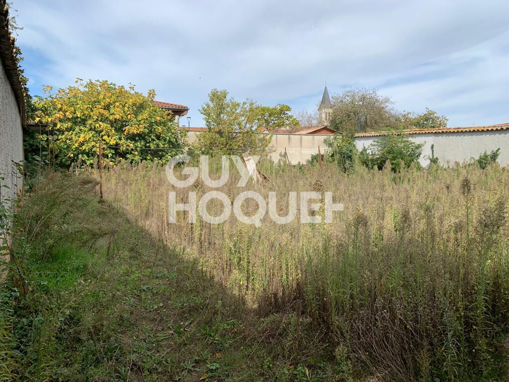 Ensemble immobilier comprenant  ancienne ferme, nombreuses dépendances et terrain