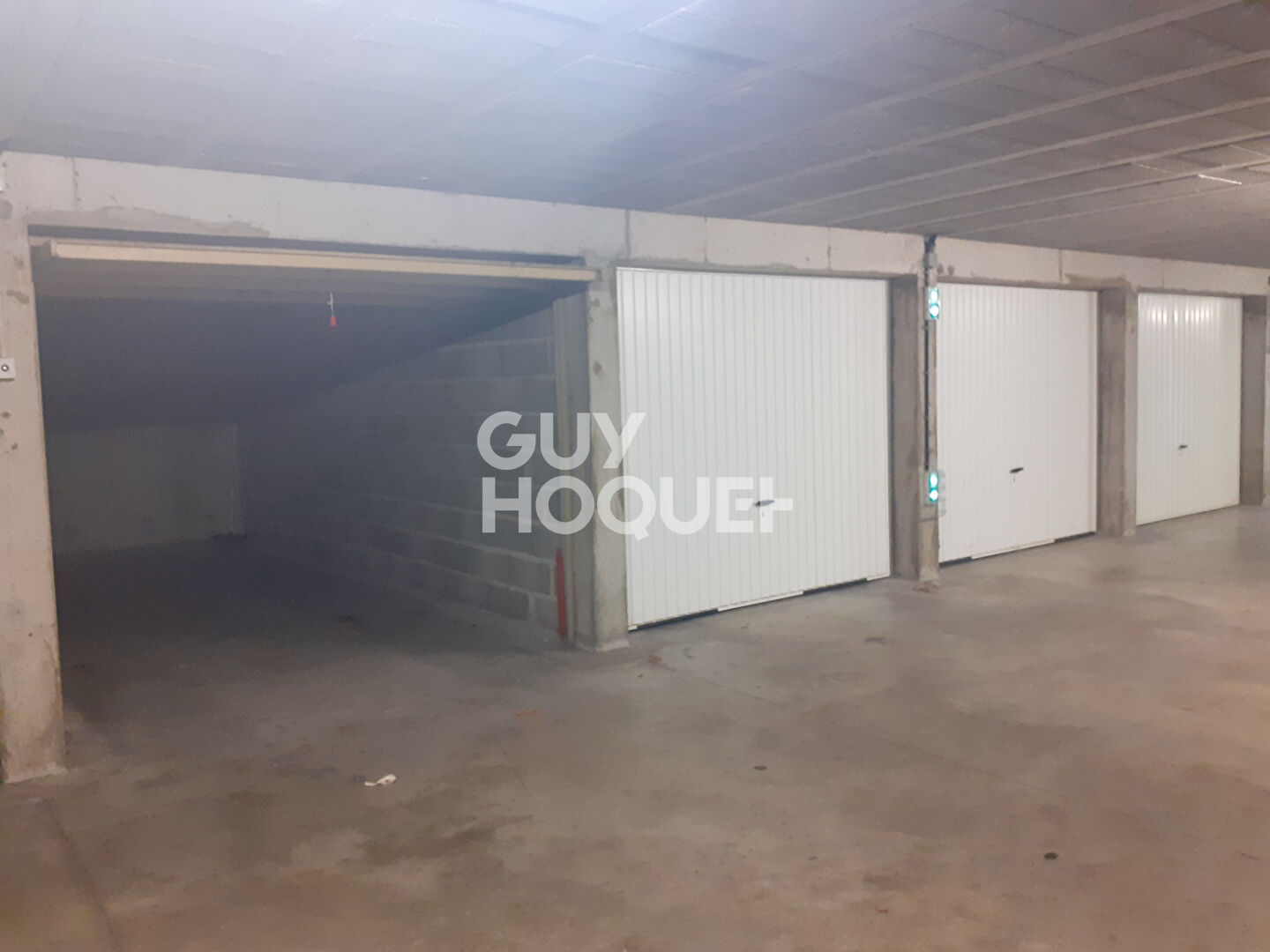 À VENDRE : Garage fermé en rez-de-chaussée - Meyzieu Centre