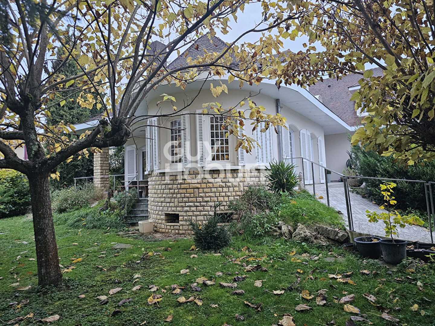 MAISON FAMILIALE DE 208 m² À MIRIBEL (01700)