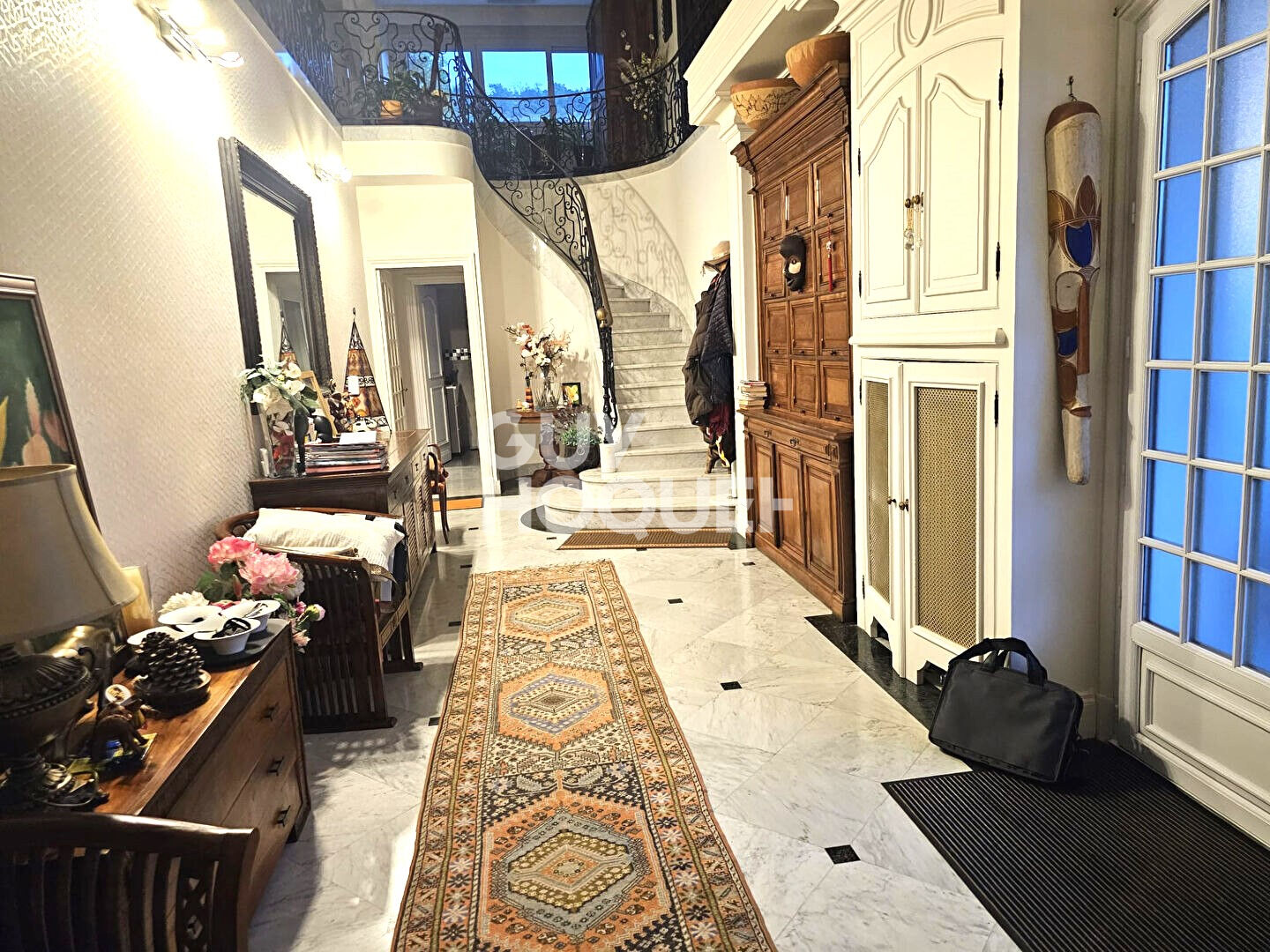 MAISON FAMILIALE DE 208 m² À MIRIBEL (01700)