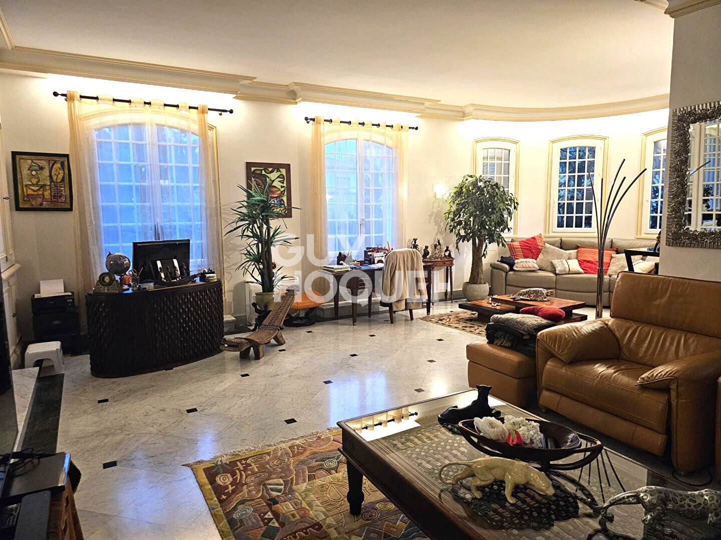 MAISON FAMILIALE DE 208 m² À MIRIBEL (01700)