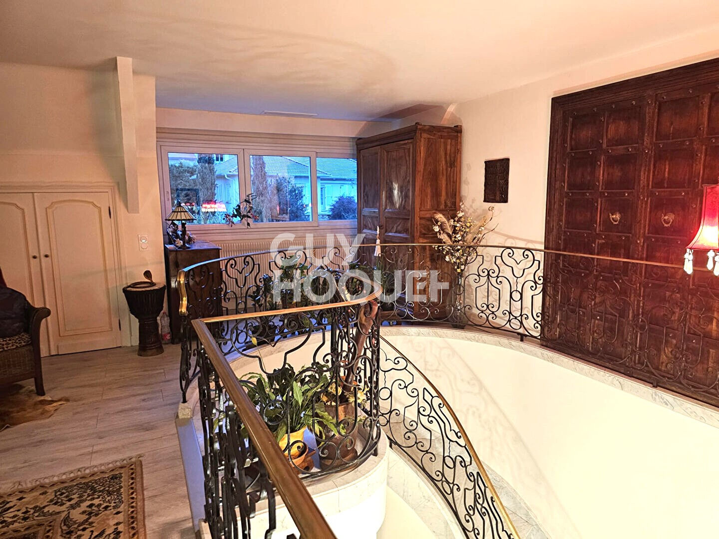 MAISON FAMILIALE DE 208 m² À MIRIBEL (01700)