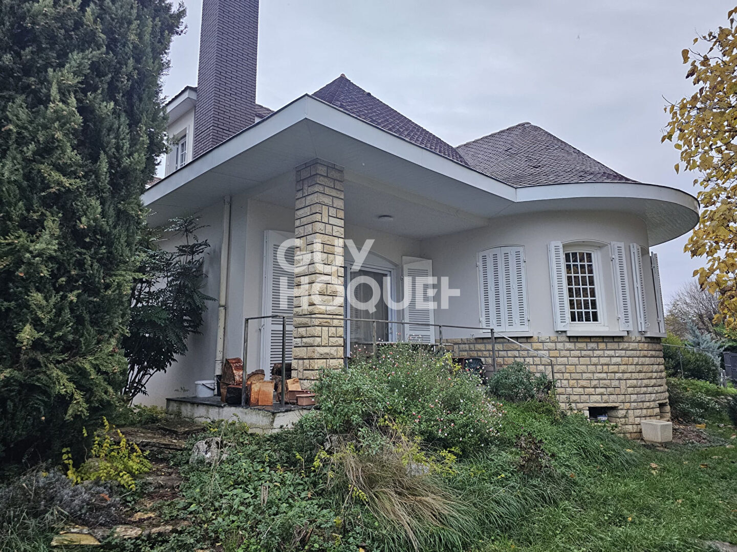 MAISON FAMILIALE DE 208 m² À MIRIBEL (01700)