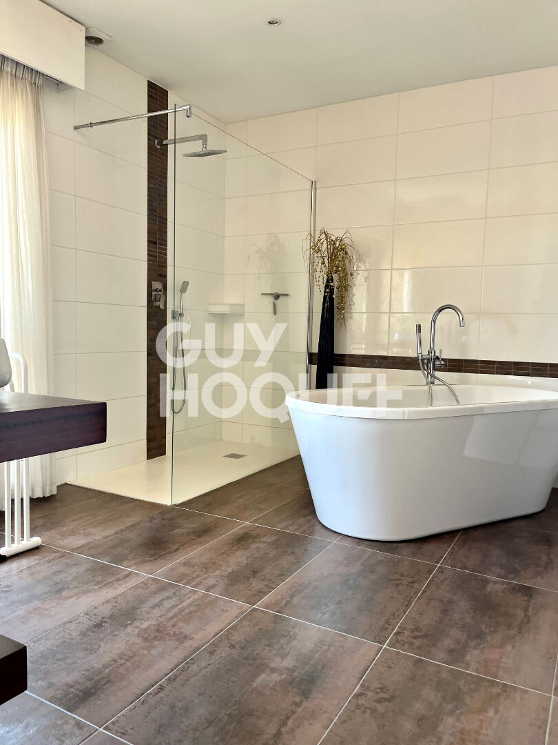 Maison d'architecte à THIL avec beaux volumes (environ 185 m²)