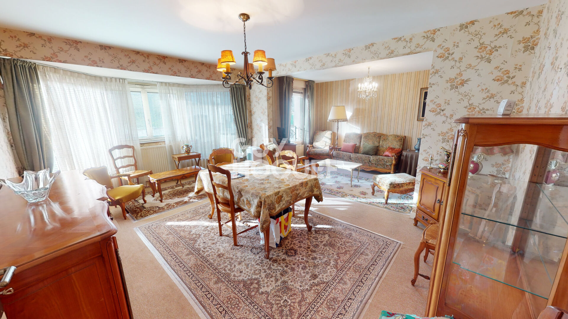 AUXERRE APPARTEMENT DEUX CHAMBRES - CAVE ET DEUX GARAGES.