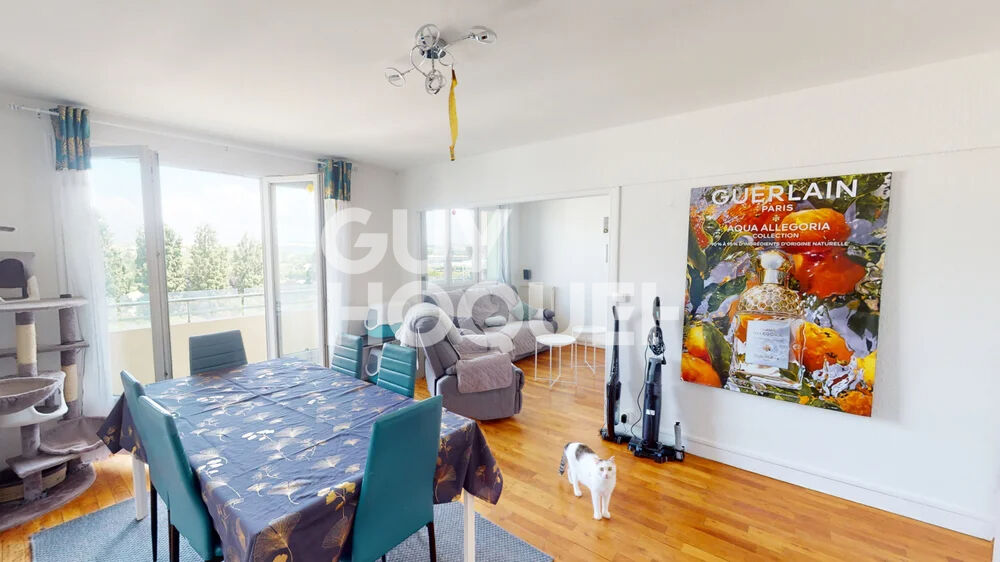 Appartement spacieux de 70m² et deux balcons et cave.