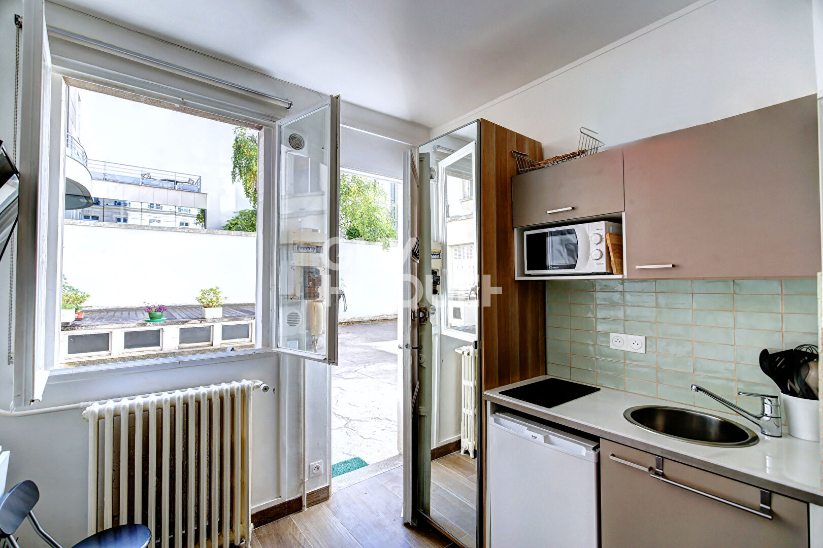 PARC MONCEAU - Studio 10,21m2 - bon état