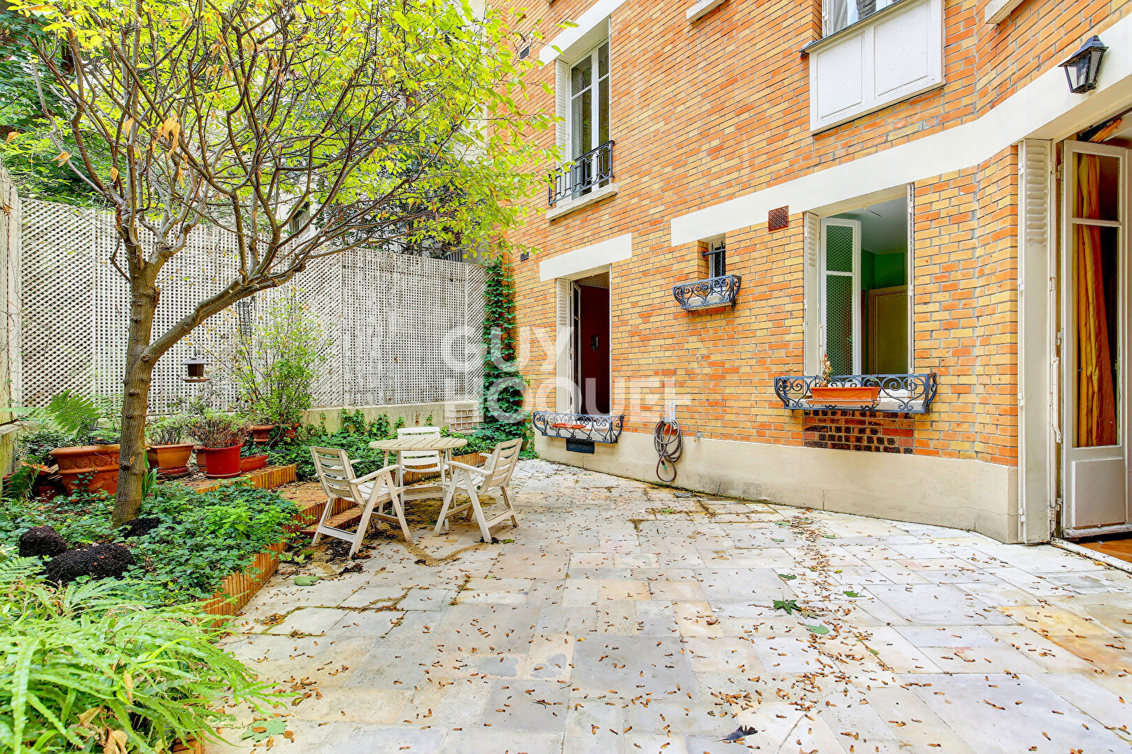 PARIS XVI, Passy, Jardin 2/3 ch, bel immeuble avec double chambre de service de 16m2