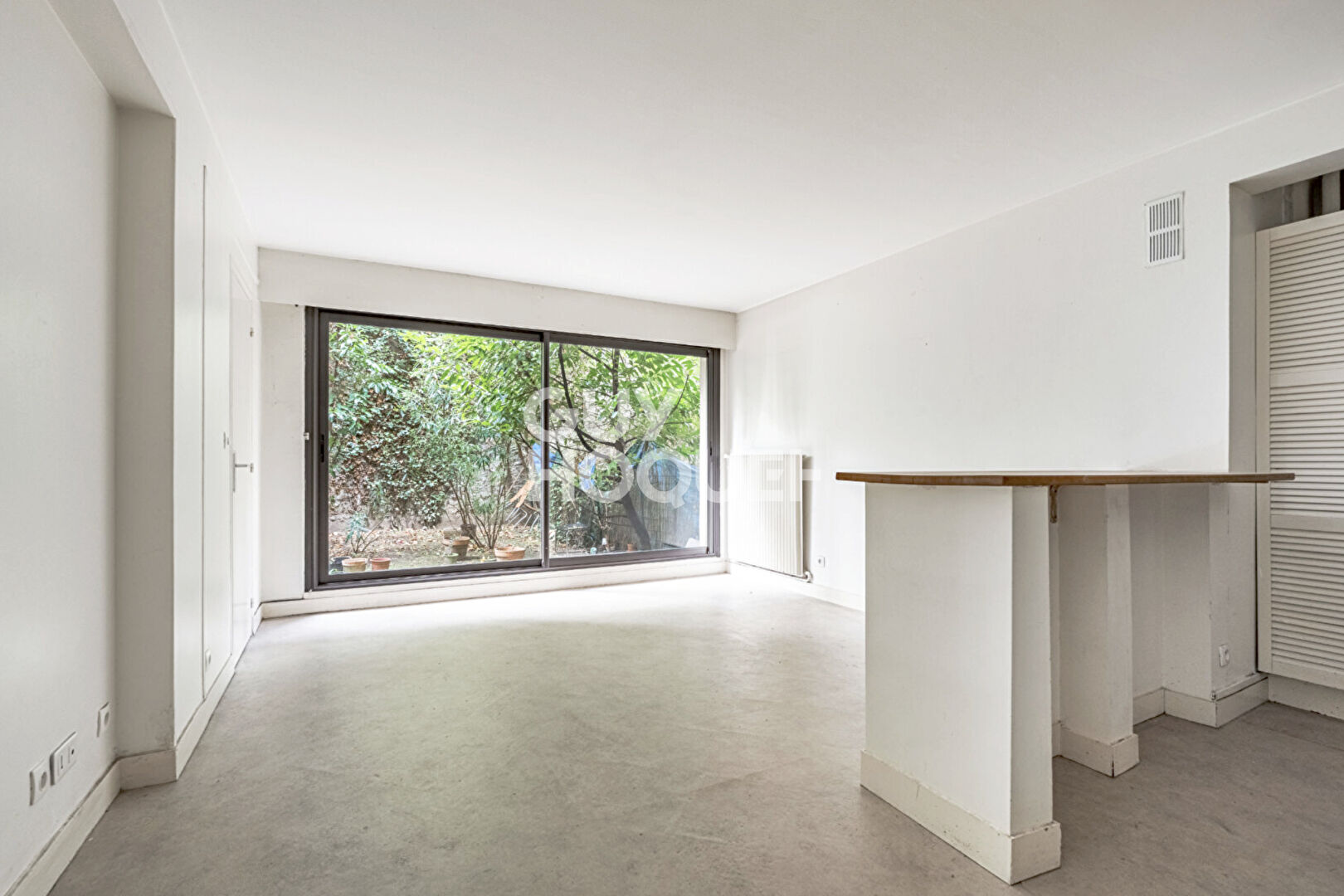 PARIS XVI, 2 pièces sur grand jardin Docteur Blanche avec parking.