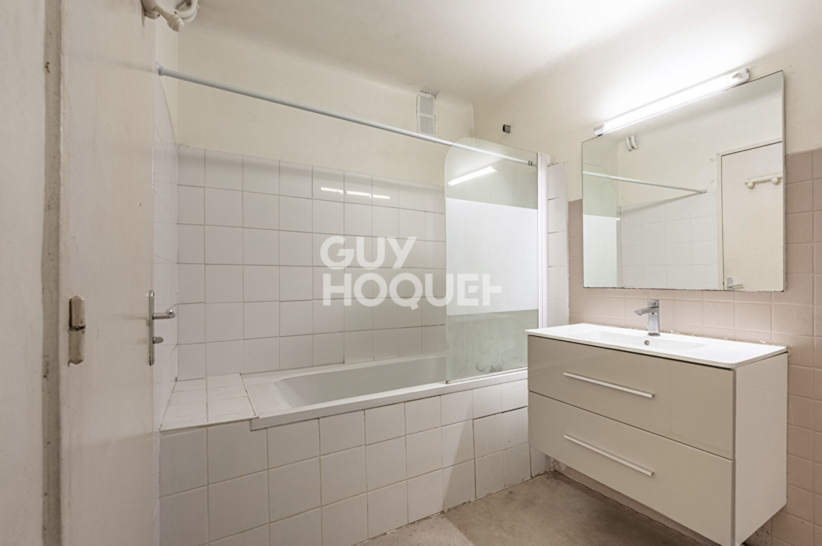 PARIS XVI, 2 pièces sur grand jardin Docteur Blanche avec parking.