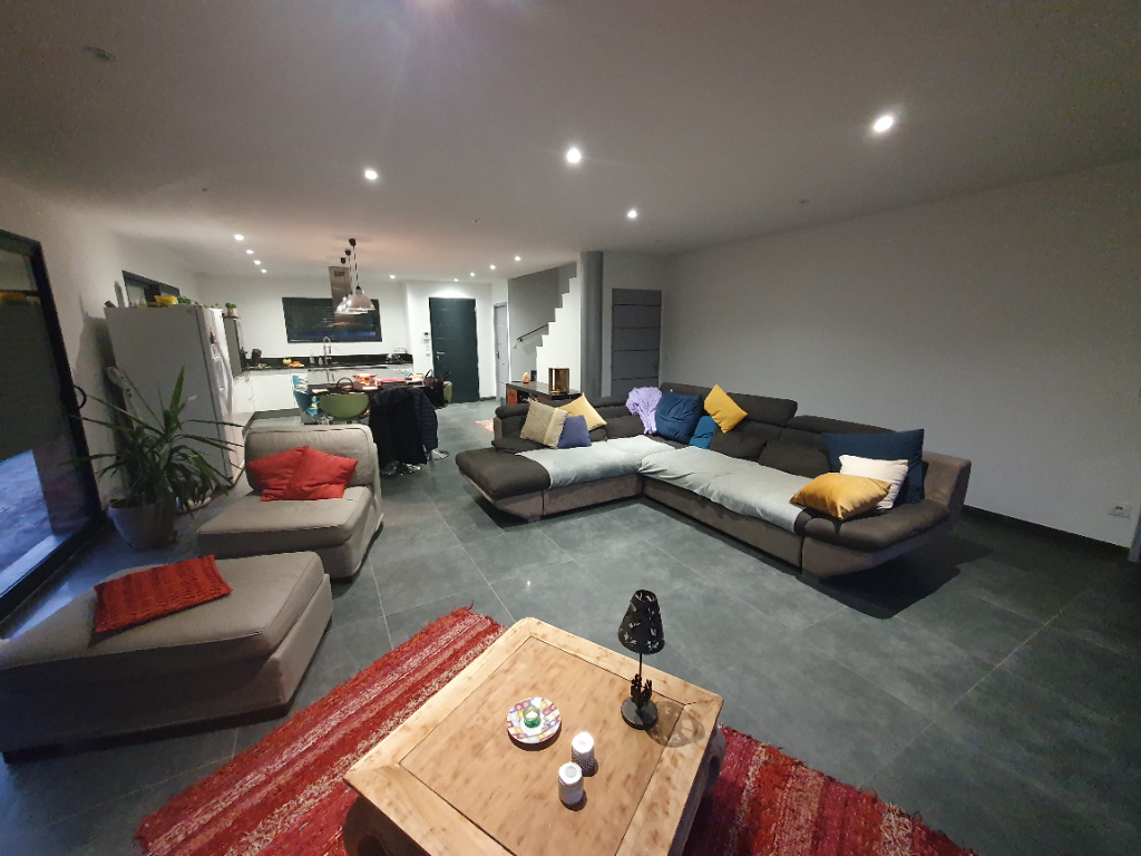 Villa 3 faces récente avec piscine