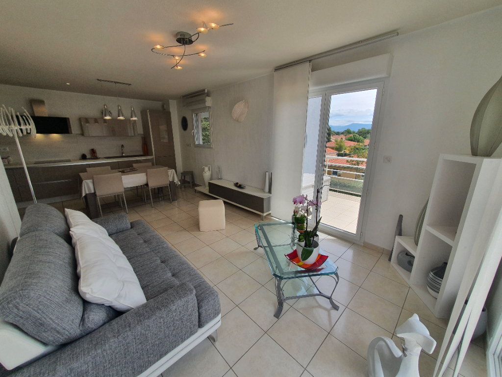 BAHO F3 de 60 m² avec 28 m² de terrasse et parking en dernier étage