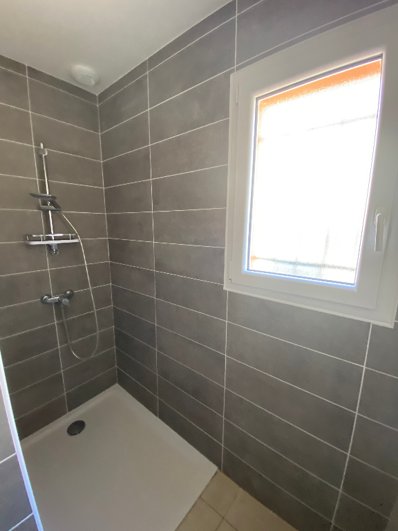 Location d'une maison F4 à SAINT CYPRIEN avec jardin