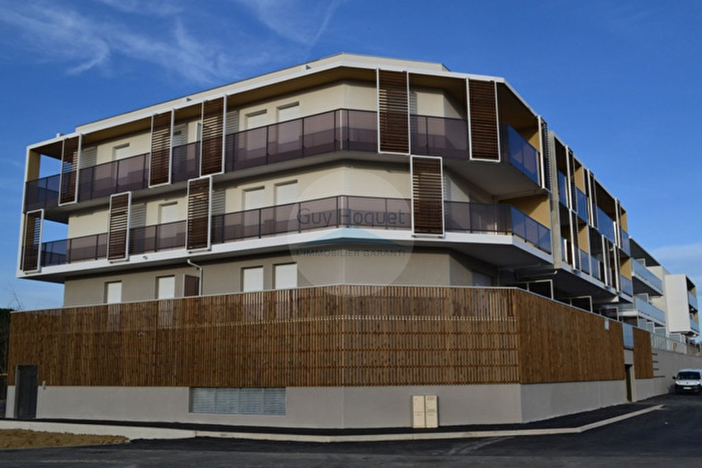 Location d'un appartement 3 pièces (56 m²) à SAINT CYPRIEN dernier étage garage