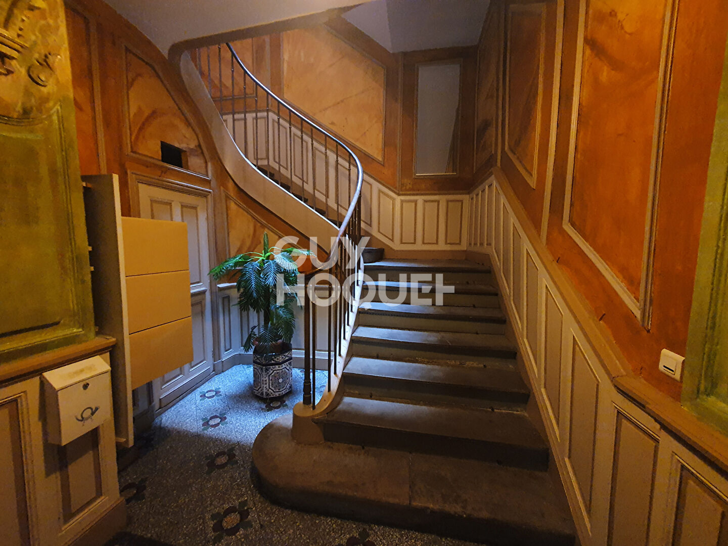 POUR INVESTISSEUR - A vendre à PERPIGNAN (66000)  Place de la République - Immeuble R+5