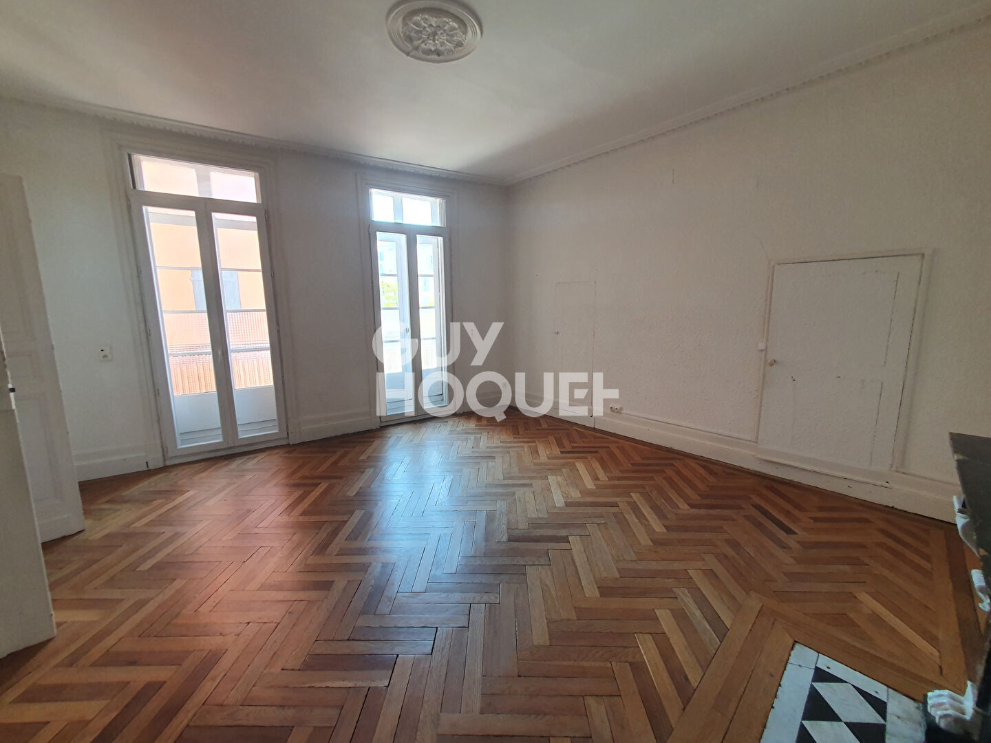 POUR INVESTISSEUR - A vendre à PERPIGNAN (66000)  Place de la République - Immeuble R+5