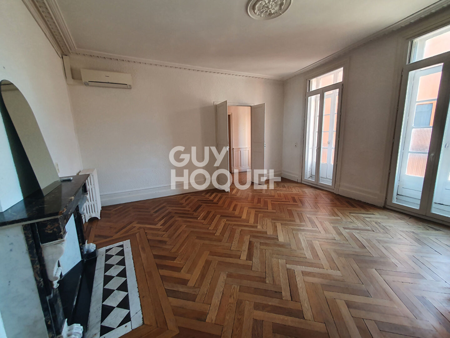 POUR INVESTISSEUR - A vendre à PERPIGNAN (66000)  Place de la République - Immeuble R+5