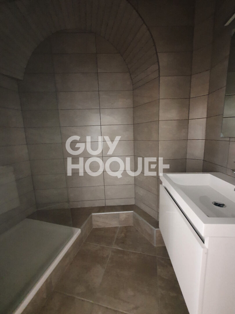 POUR INVESTISSEUR - A vendre à PERPIGNAN (66000)  Place de la République - Immeuble R+5