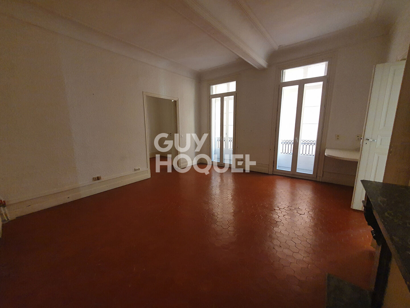 POUR INVESTISSEUR - A vendre à PERPIGNAN (66000)  Place de la République - Immeuble R+5