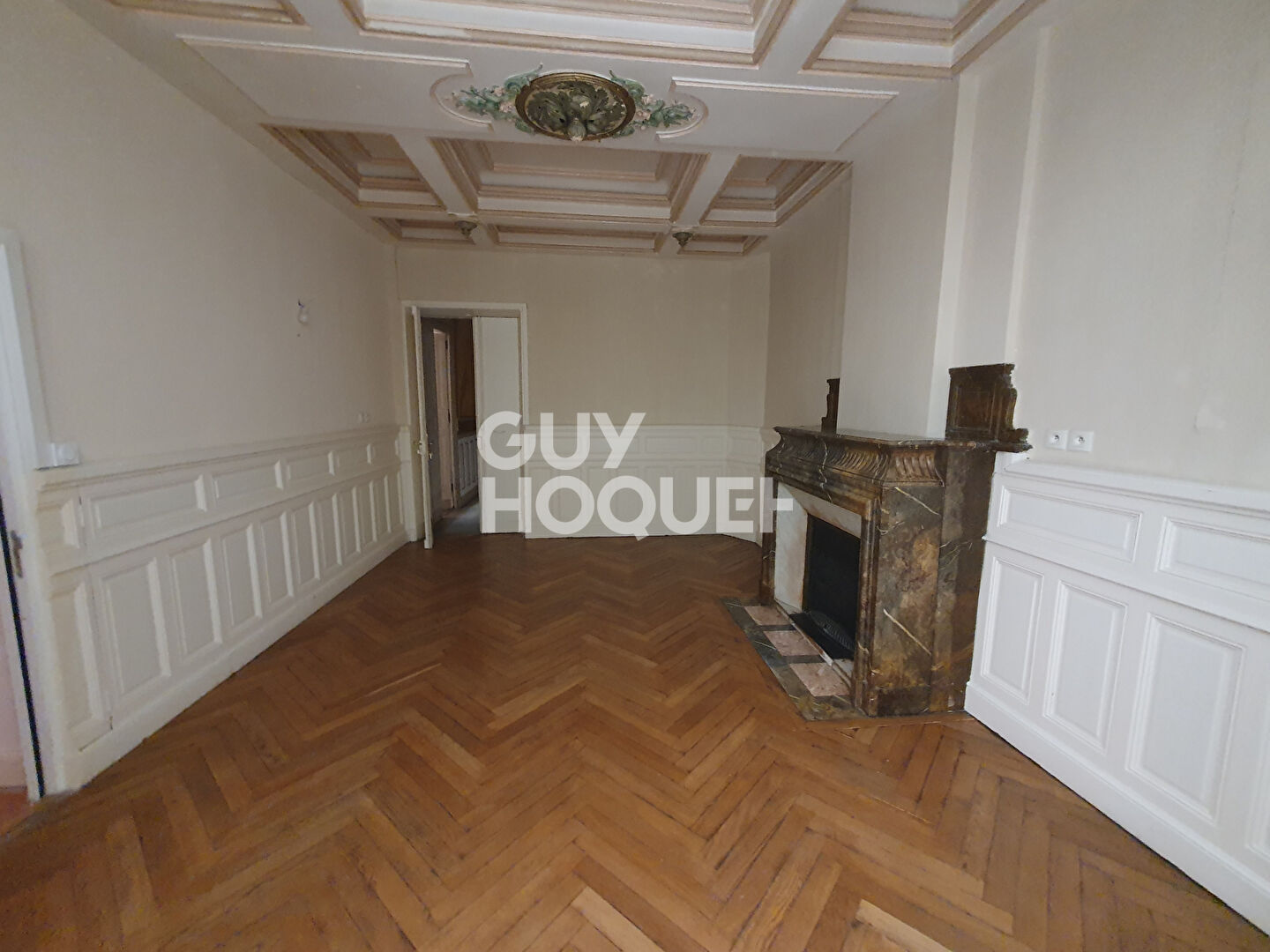 POUR INVESTISSEUR - A vendre à PERPIGNAN (66000)  Place de la République - Immeuble R+5