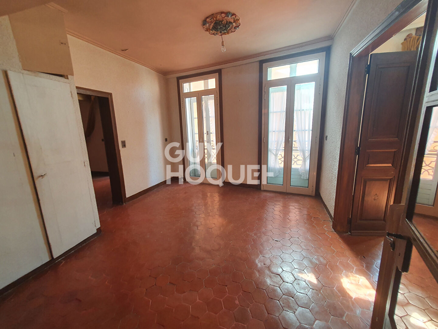 POUR INVESTISSEUR - A vendre à PERPIGNAN (66000)  Place de la République - Immeuble R+5