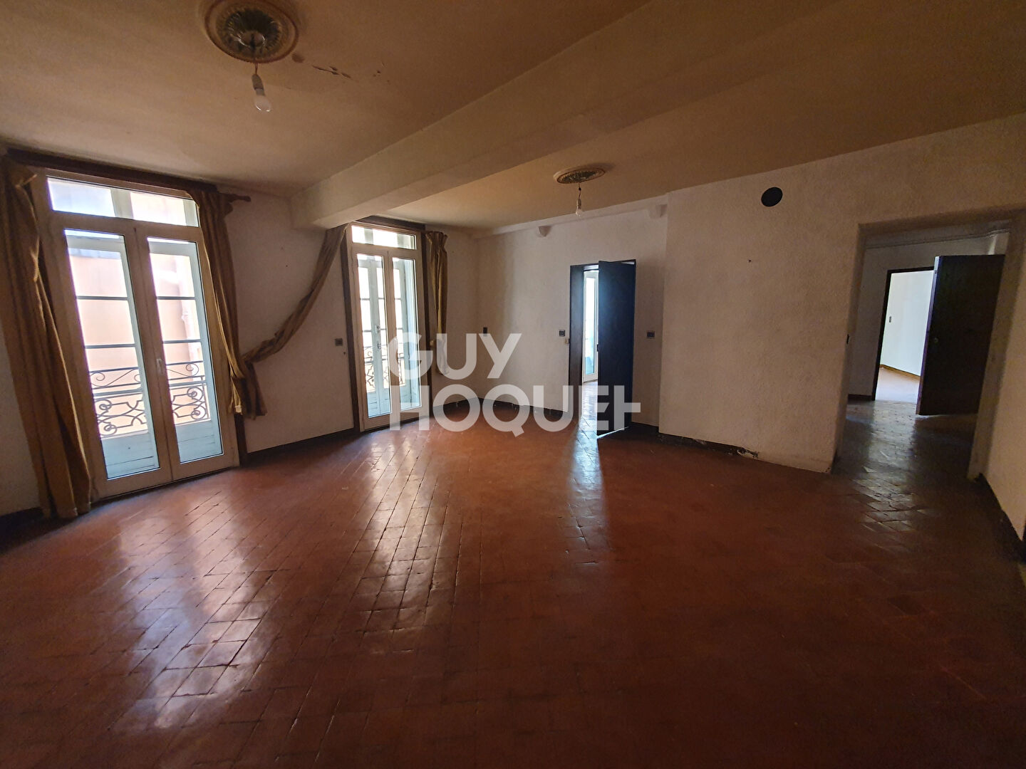 POUR INVESTISSEUR - A vendre à PERPIGNAN (66000)  Place de la République - Immeuble R+5