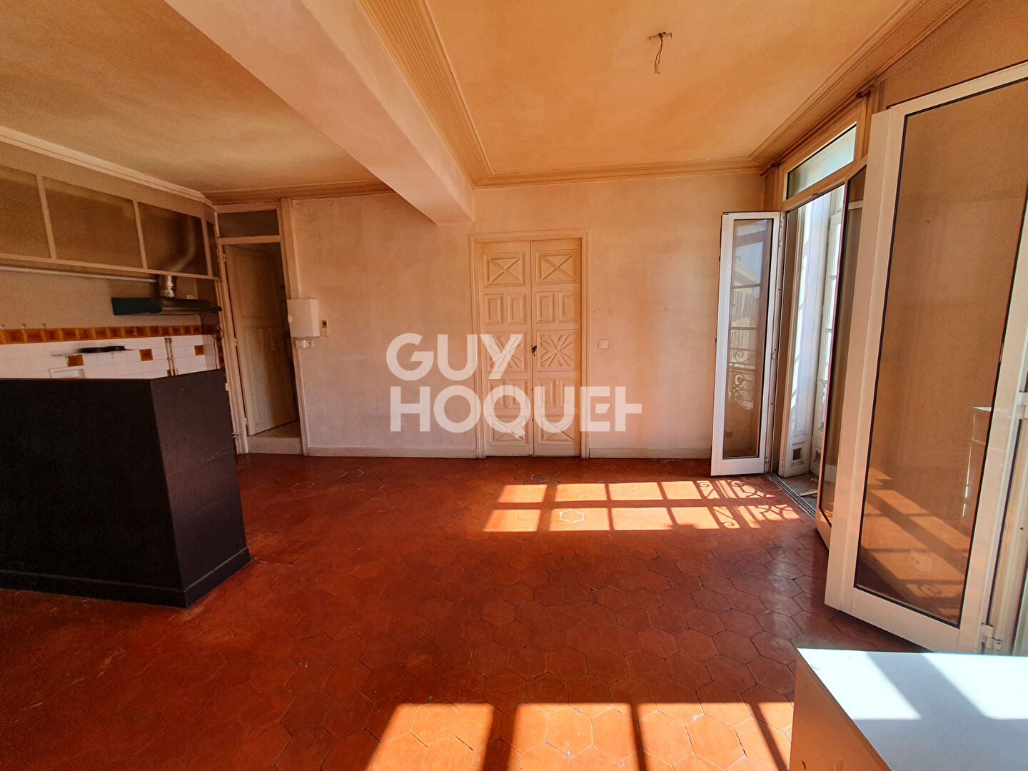 POUR INVESTISSEUR - A vendre à PERPIGNAN (66000)  Place de la République - Immeuble R+5