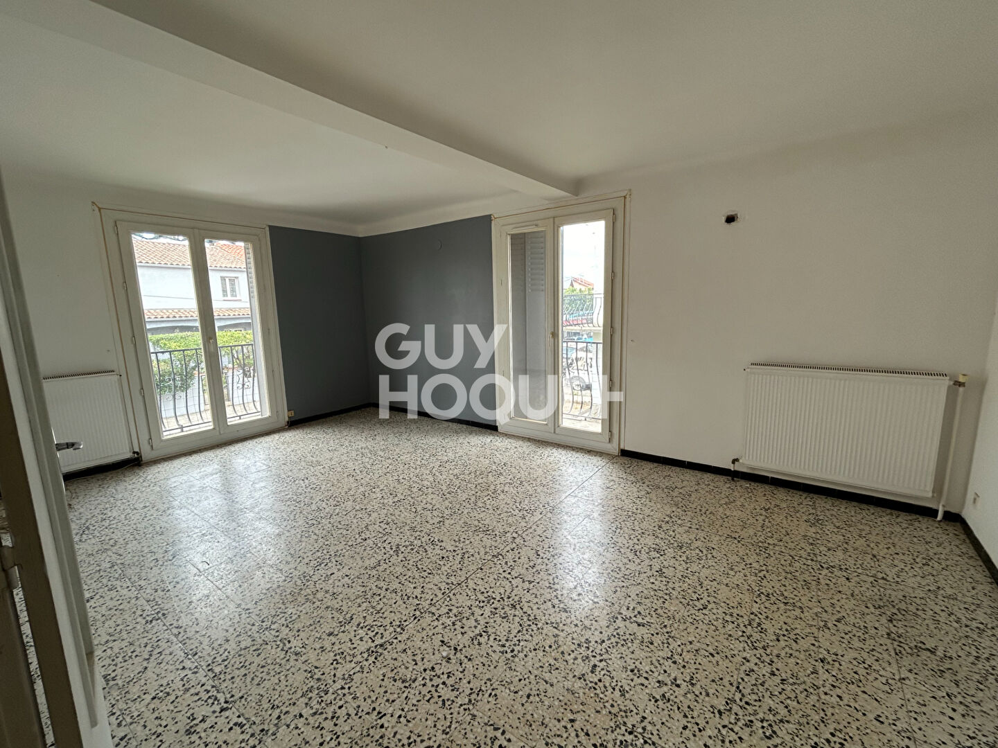 A vendre à PERPIGNAN (66000) quartier SAINT ASSISCLE Immeuble 3 appartements 171 m²  + garages et jardin