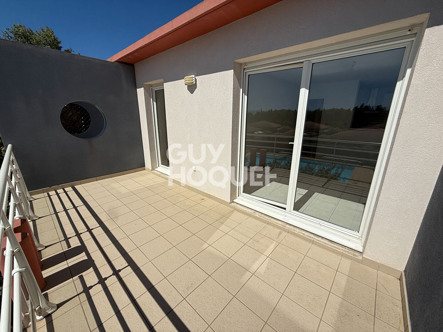 BAHO Charmant F2 avec Terrasse, parking et Vue Piscine !