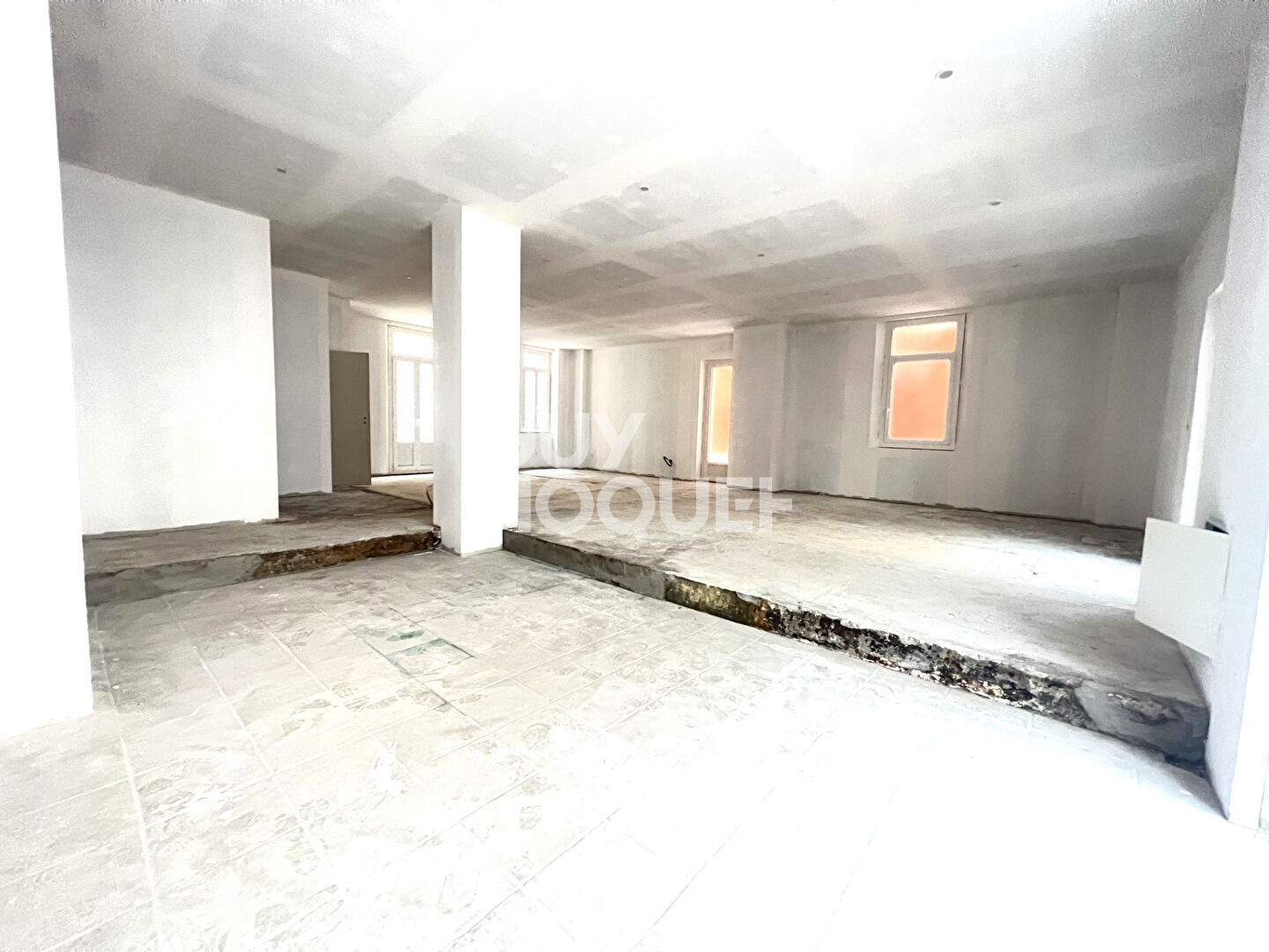 A vendre à Perpignan (66000) LOCAL PROFESSIONNEL rénové 100 m² avec vitrine