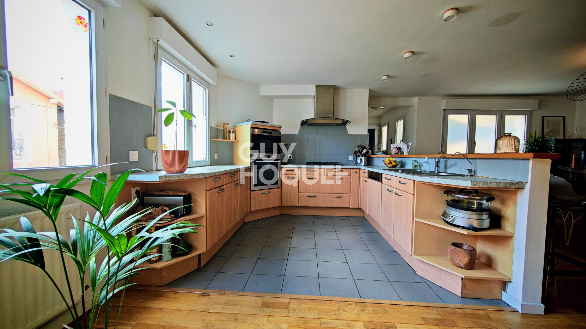 A vendre à PERPIGNAN Quartier de la gare, maison familiale 7 pièces avec terrasse, cour et parking